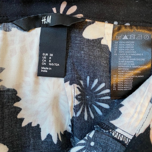 2/$30 ⚡️- SKIRT | H&M skirt size 8 - Picture 3 of 4